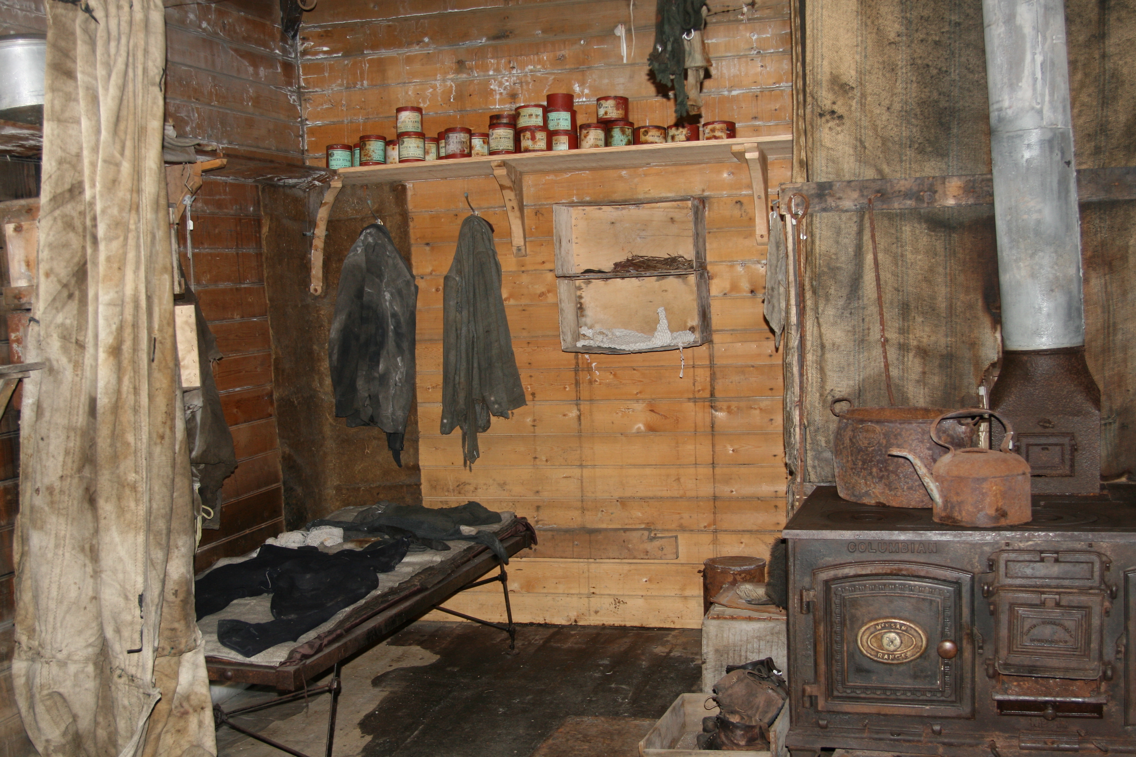 cape_royds_-_inside_shackletons_hut